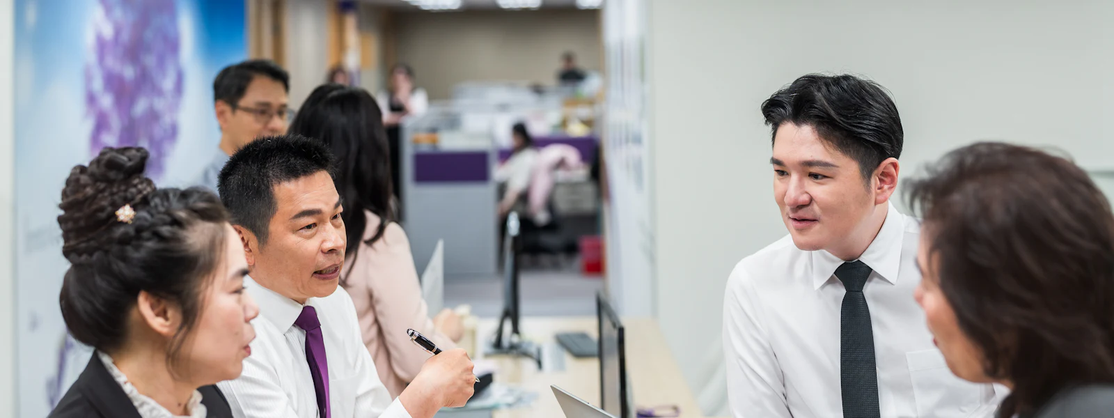 大家正激烈地討論 大家正激烈地討論