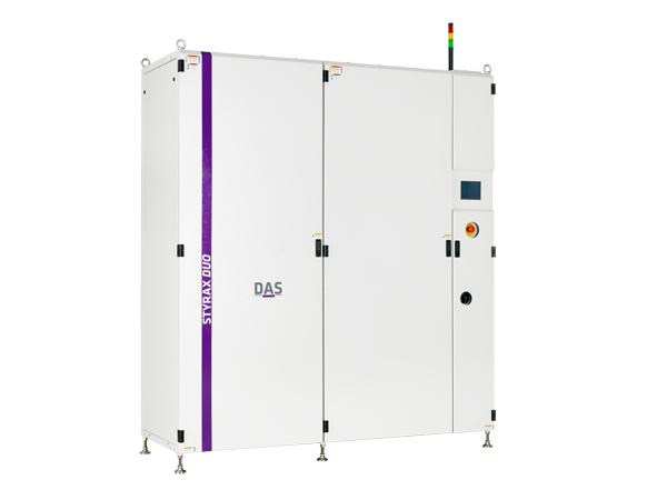 An industrial machine with the words ‘STYRAX DUO’ and ‘DAS’ on the front can be seen, equipped with a digital display, various controls and a small coloured signal system on the top.