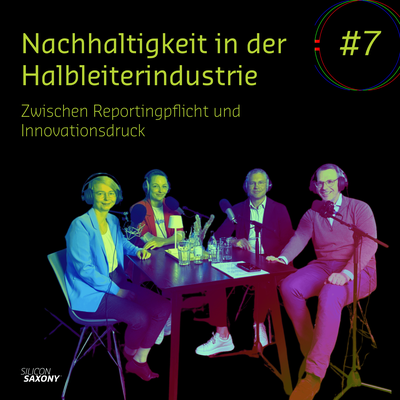 In einem farbenfrohen Studio sitzen vier Personen an einem Tisch mit Mikrofonen, umgeben von Ton- und Aufnahmeausrüstung, im Rahmen des Podcasts "Nachhaltigkeit in der Halbleiterindustrie: Zwischen Reportingpflicht und Innovationsdruck".