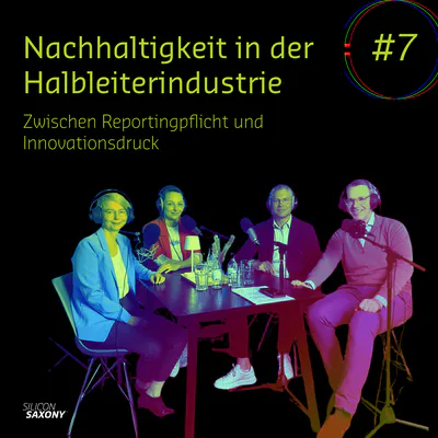 Nachhaltigkeit in der Halbleiterindustrie - Zwischen Reportingpflicht und Innovationsdruck Tech Talks aus dem Silicon Saxony In einem farbenfrohen Studio sitzen vier Personen an einem Tisch mit Mikrofonen, umgeben von Ton- und Aufnahmeausrüstung, im Rahmen des Podcasts "Nachhaltigkeit in der Halbleiterindustrie: Zwischen Reportingpflicht und Innovationsdruck".
