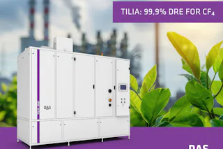 TILIA Abatement erzielt > 99,9 % DRE für CF4 Eine industrielle Gasreinigungsanlage in elegantem Weiß und Violett ist vor einem verschwommenen Hintergrund einer Fabrik mit Schornsteinen zu sehen, begleitet von leuchtend grünen Blättern und dem Text „TILIA: 99,9 % DRE für CF₄“, der den Fokus von DAS auf den Umweltschutz unterstreicht.