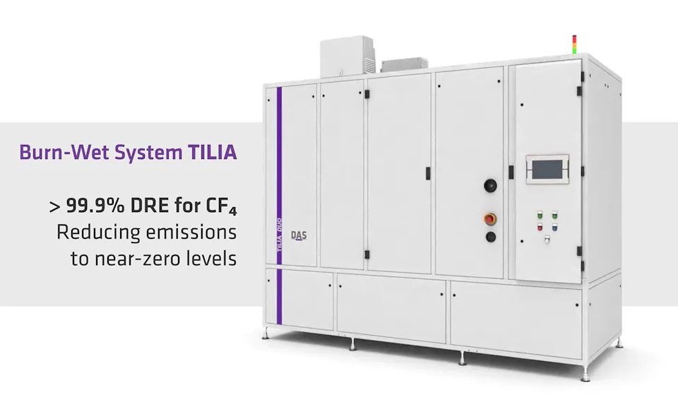 Burn-Wetシステム「TILIA」―高効率CF₄排出削減装置 白色の大型産業装置で、正面に複数のパネル、操作ボタン、タッチパネル式ディスプレイが配置されています。左側には紫色の縦ラインと「DAS」のロゴがあり、装置の上部には信号ランプが設置されています。背景には「Burn-Wet System TILIA」「>99.9% DRE for CF₄」「Reducing emissions to near-zero levels」という説明文が表示され、CF₄排出をほぼゼロに削減する性能を強調しています。