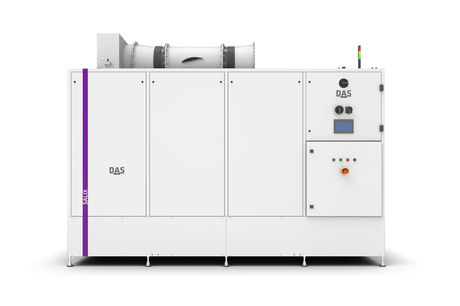 SALIX by DAS EE Das Bild zeigt eine große industrielle Luftbehandlungsanlage mit der Aufschrift „DAS“, die sich durch ein elegantes, weißes Metallgehäuse mit einem sichtbaren Bedienfeld, Lüftungskomponenten und dem Markenzeichen „SALIX by DAS EE“ auszeichnet.
