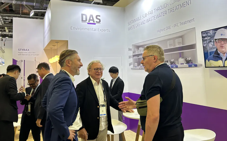 Impressionen SEMICON SEA An einem gut besuchten Messestand unterhalten sich mehrere Fachleute unter einem Schild mit der Aufschrift „DAS Environmental Experts“ und präsentieren nachhaltige Lösungen für die Gas- und Abwasserbehandlung.