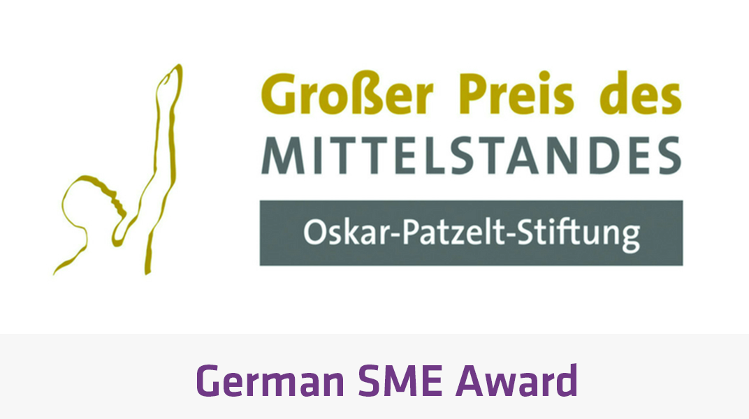 "독일 SME 어워드(German SME Award) 로고가 이미지에 표시되어 있으며, 'Großer Preis des Mittelstandes Oskar-Patzelt-Stiftung'라는 텍스트가 포함되어 있다."