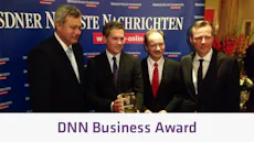 DNN Business Award 사람들이 정장 차림으로 DNN 비즈니스 어워드 행사에서 포토월 앞에서 상을 들고 포즈를 취하고 있습니다.