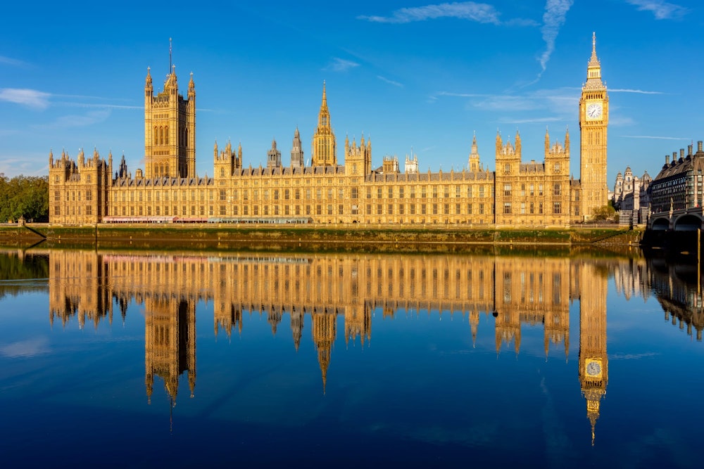 Houses of Parliament und Westminster Abbey an der Themse
