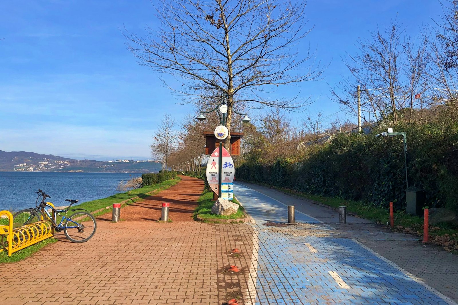 Sapanca gölü kıyısında bisiklet ve yürüyüş yolu
