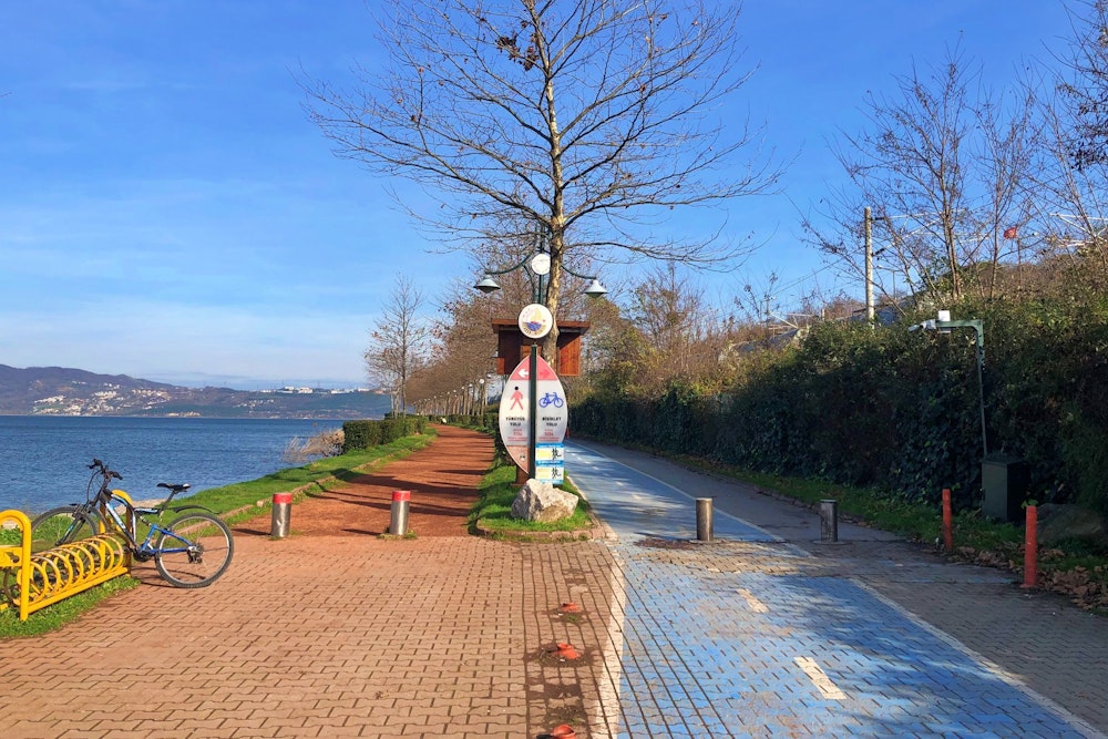 Sapanca gölü kıyısında bisiklet ve yürüyüş yolu