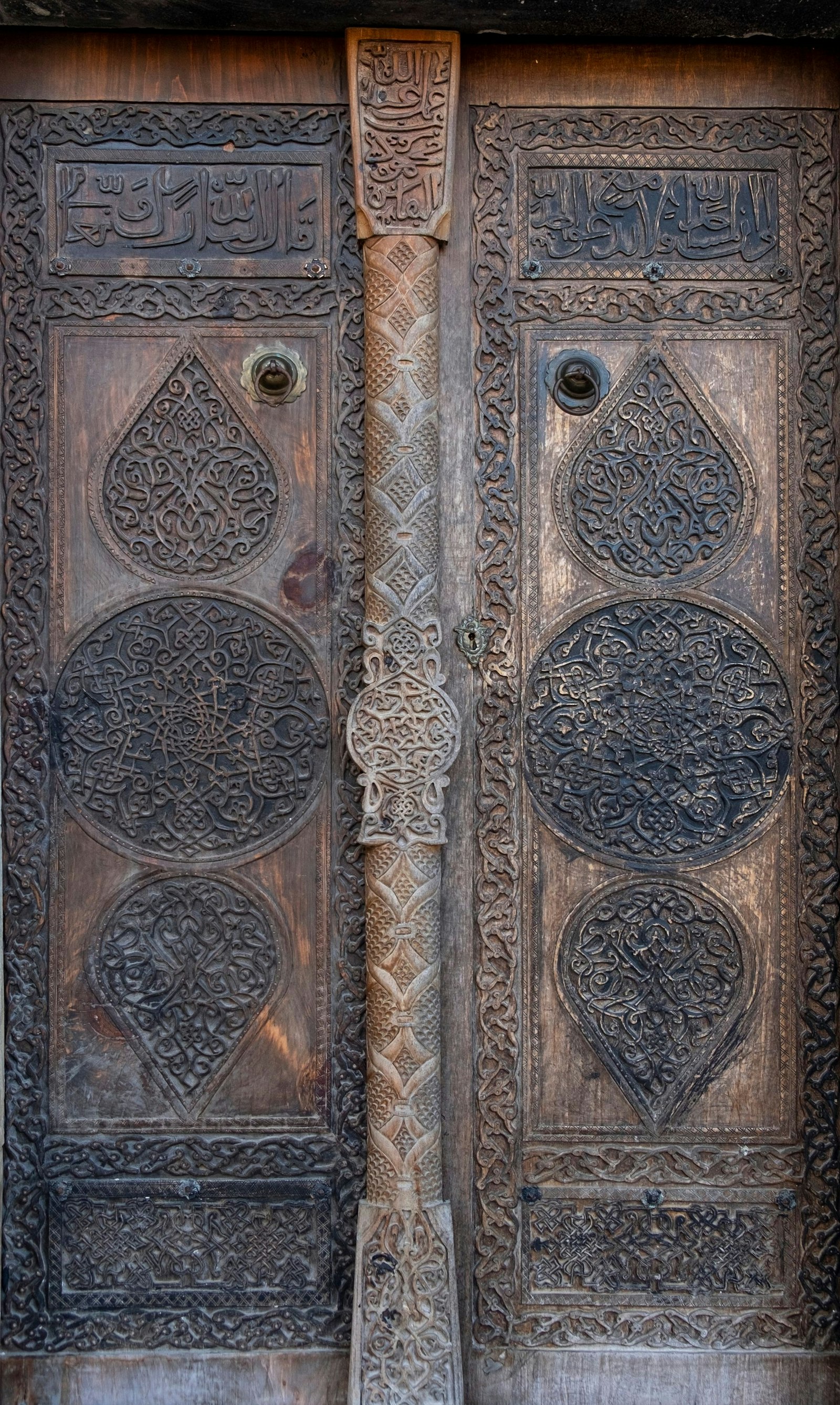 Porte en bois brodée de la Mosquée Mahmud Bey