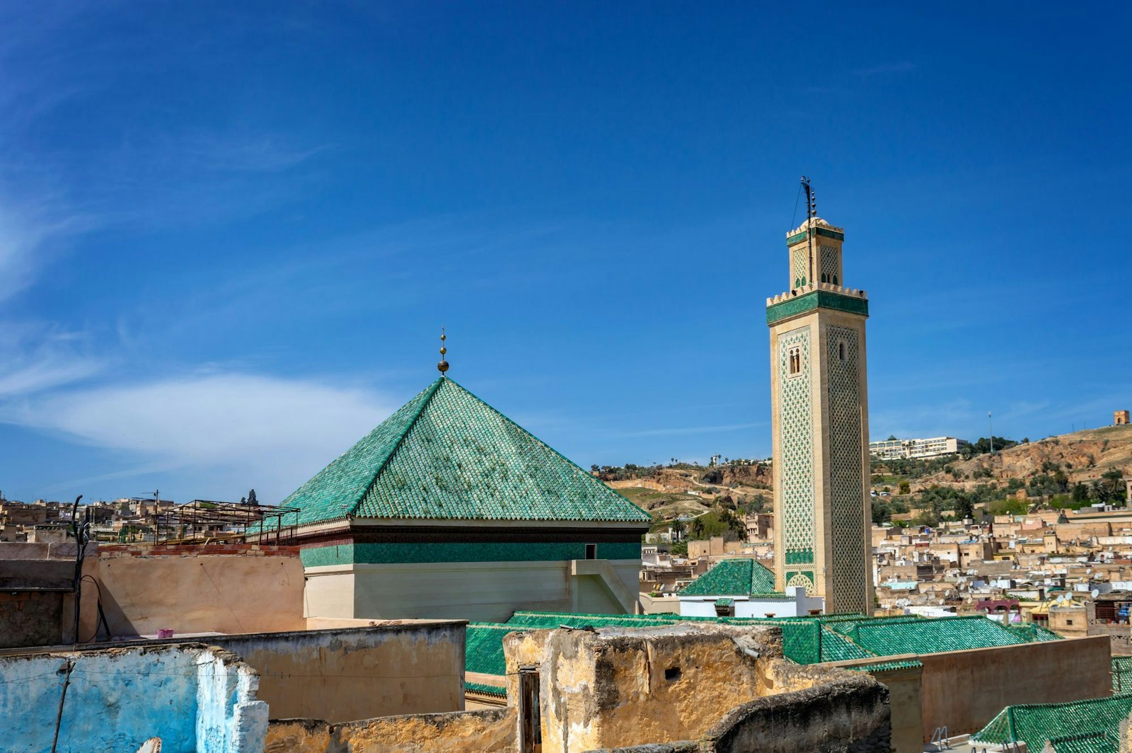 Luftaufnahme des grünen Daches und des Minaretts der al-Qarawiyyin-Moschee in Fes