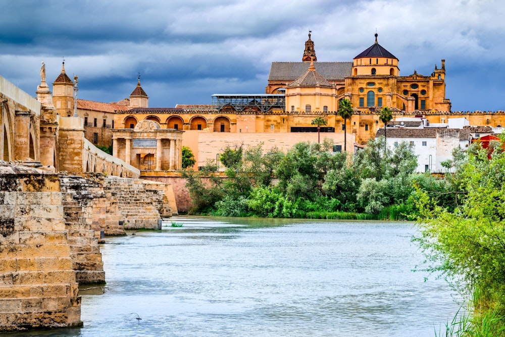 Römische Brücke am Fluss Guadalquivir und die Große Moschee von Cordoba