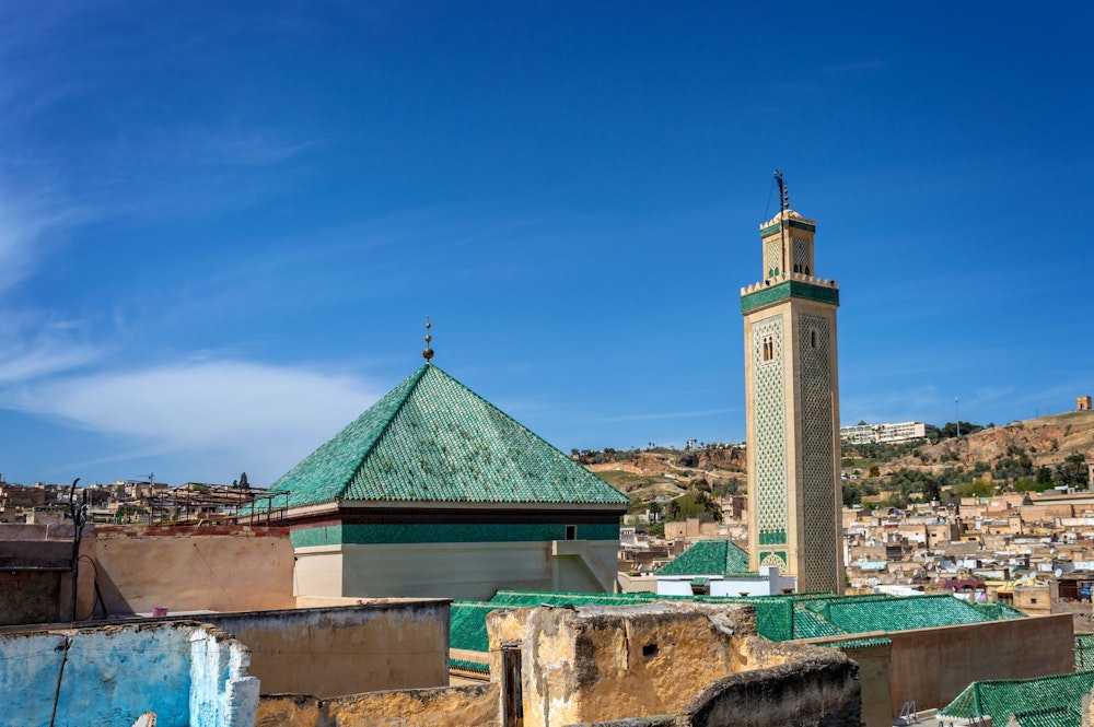 Vue aérienne du toit vert et du minaret de la mosquée al-Qarawiyyin à Fès