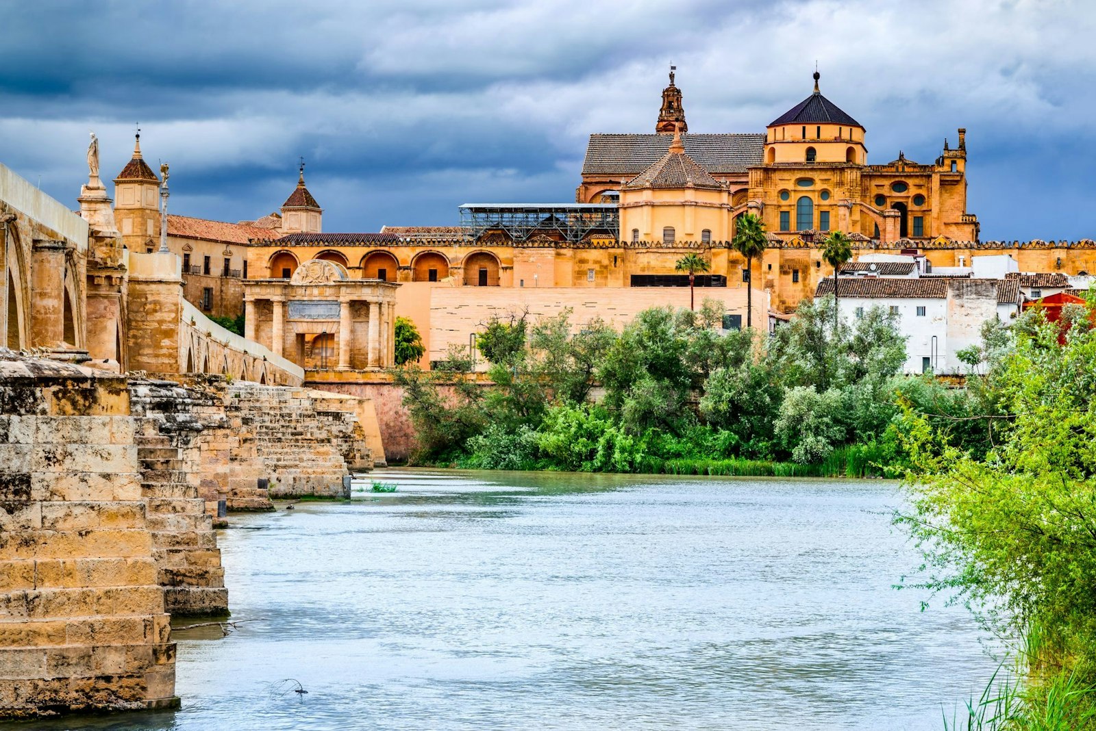 Pont romain sur le fleuve Guadalquivir et la Grande Mosquée de Cordoue