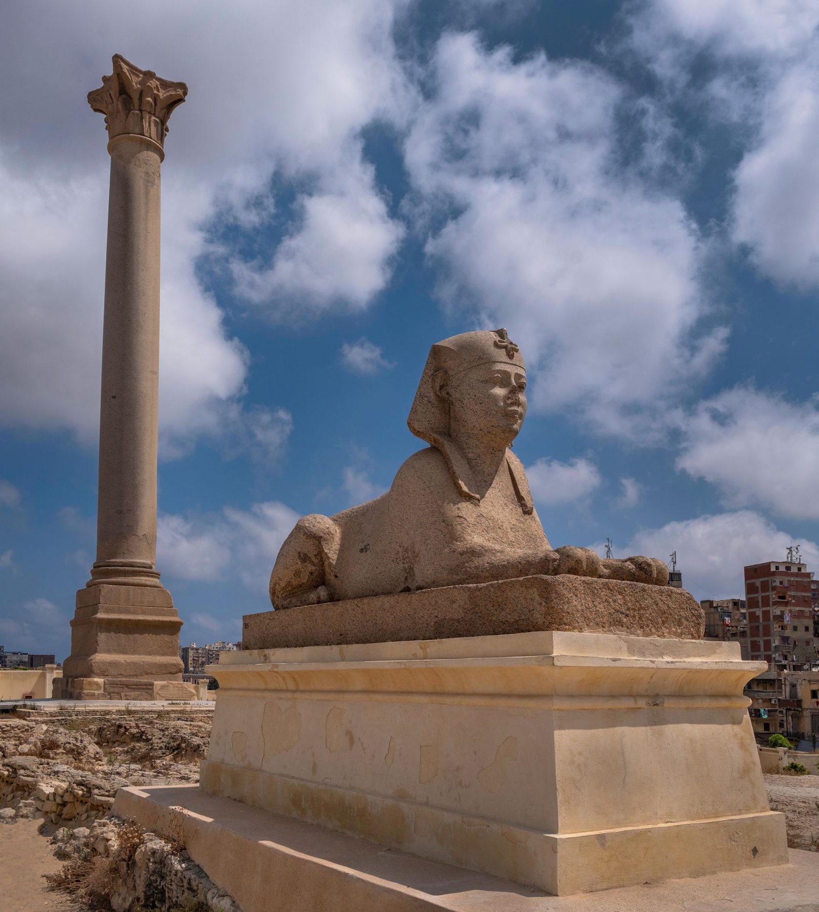 Pompeius-Säule und Sphinx im Serapeum von Alexandria, Ägypten