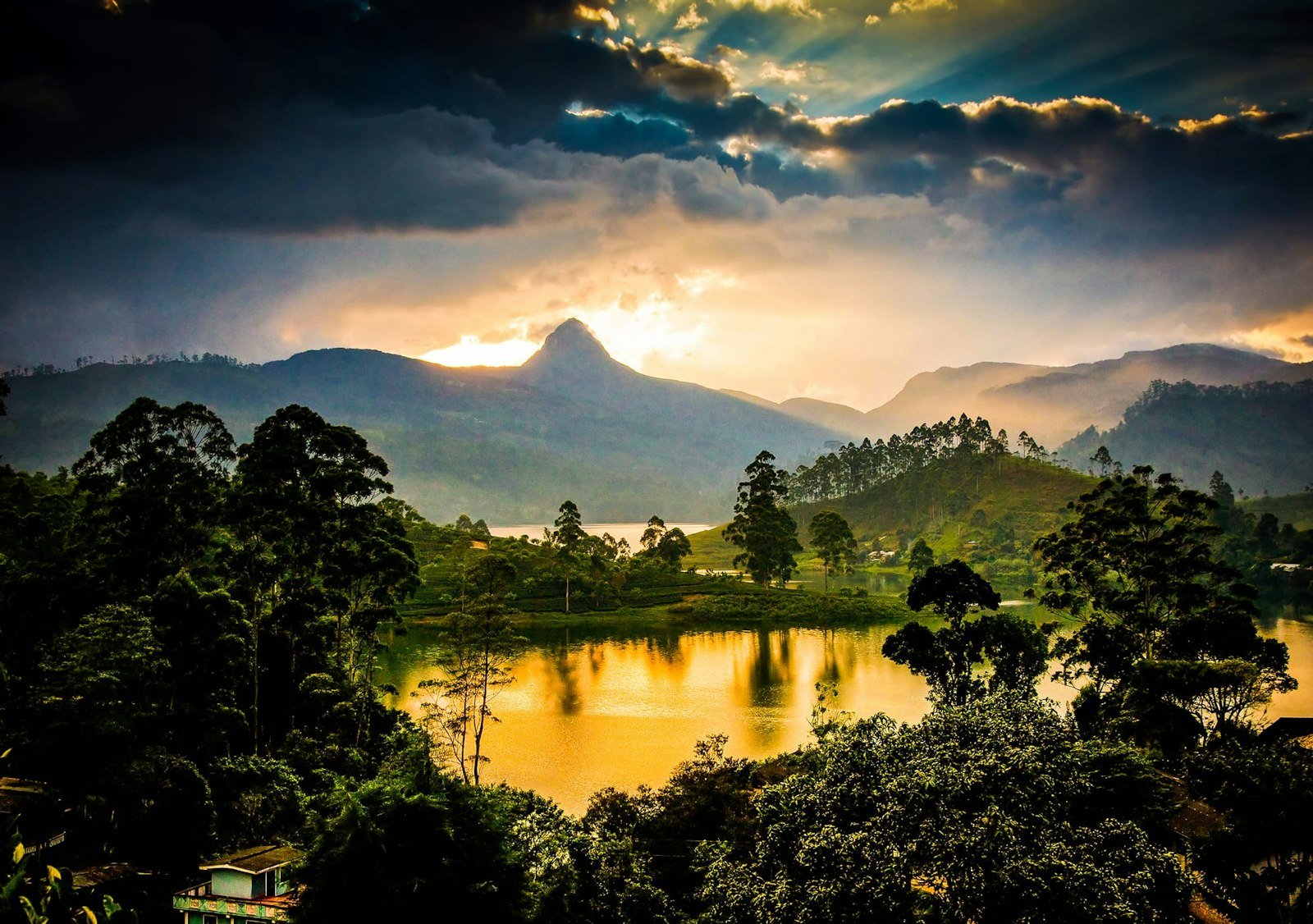 Panoramablick auf Sri Pada (Adams Peak) im Hintergrund