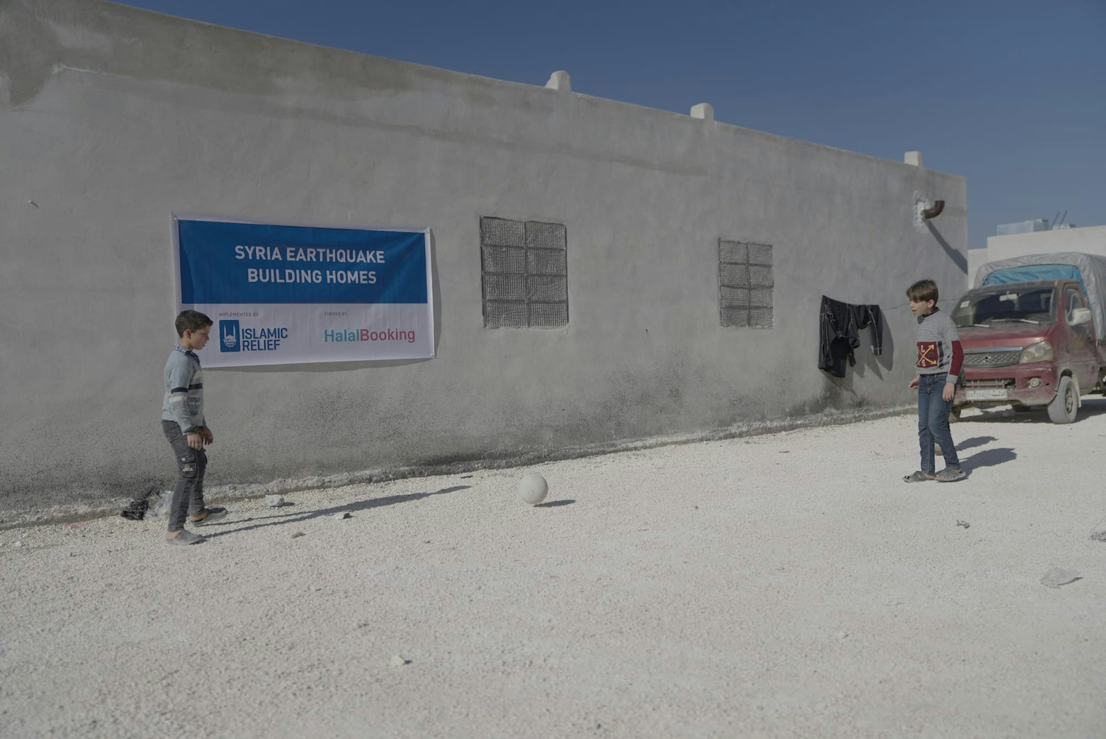 "...yeni bir ev, sadece bir barınak değil, hayatlarını yeniden inşa edebilecekleri güvenli bir yuva anlamına geliyor."