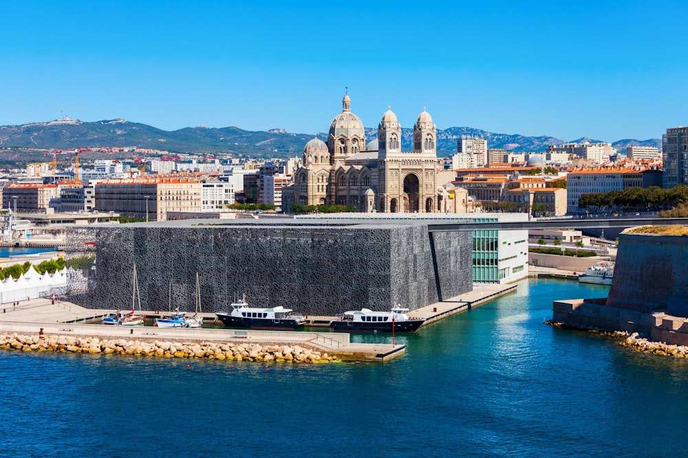Musée des Civilisations de l'Europe et de la Méditerranée devant la Cathédrale de Marseille