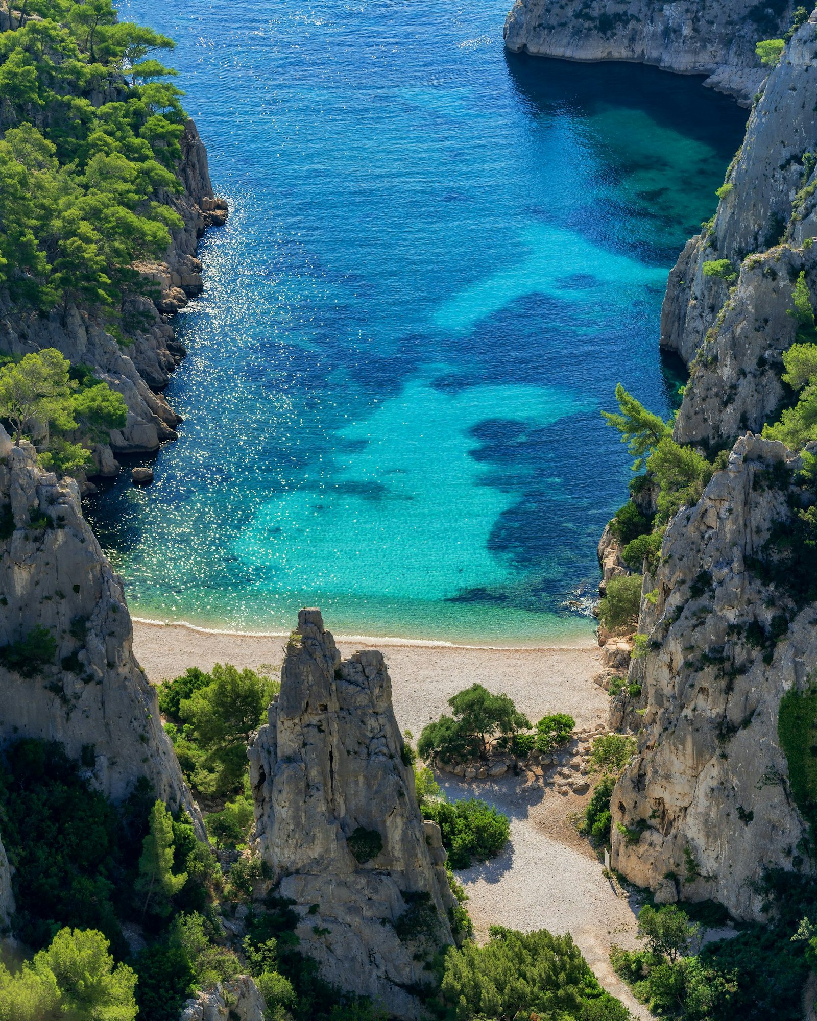 Les Calanques, un unique ensemble de falaises calcaires et de criques 