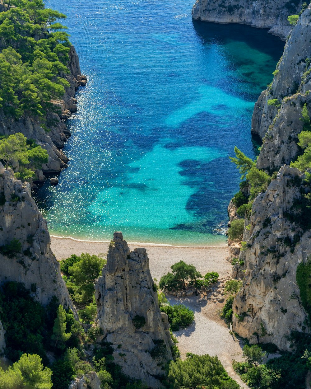 Les Calanques, un unique ensemble de falaises calcaires et de criques 