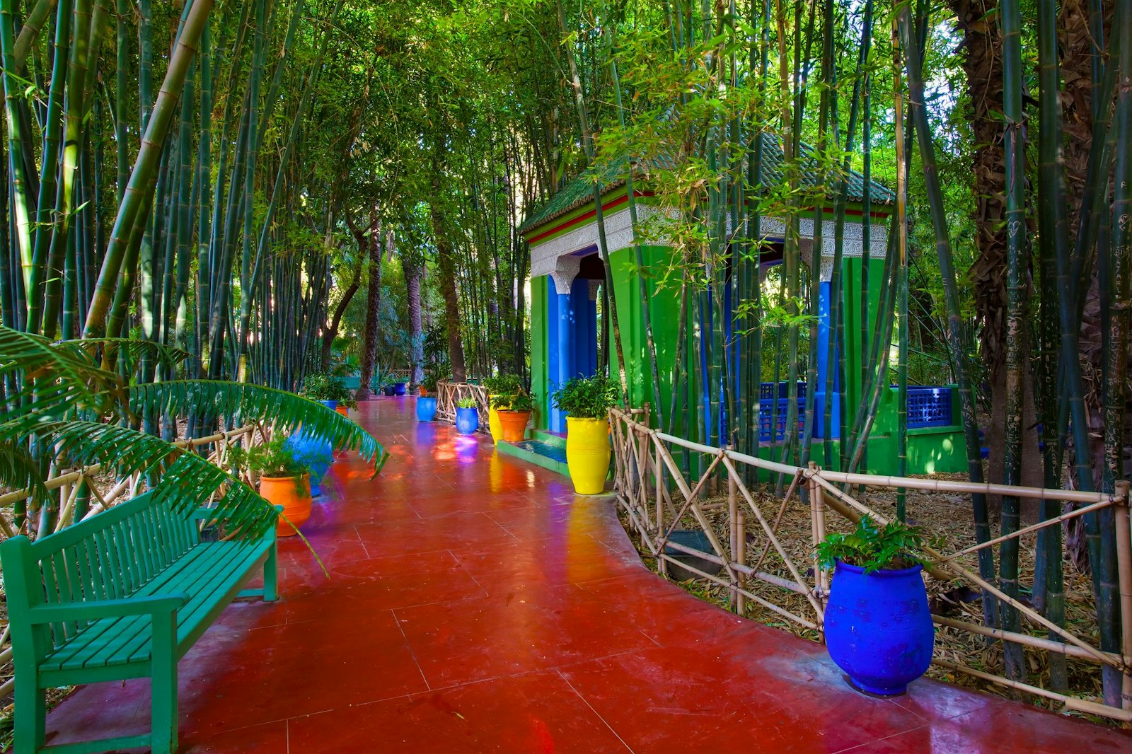 Schattiger Weg im Majorelle-Garten