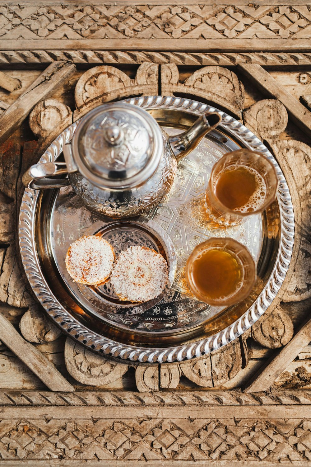 Traditioneller marokkanischer Pfefferminztee mit Gebäck