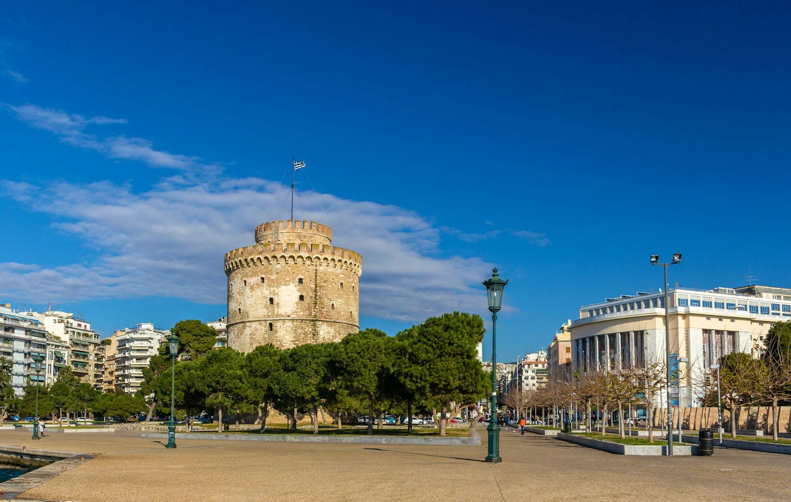 Thessalonique avec la tour blanche et le théâtre national du nord de la Grèce
