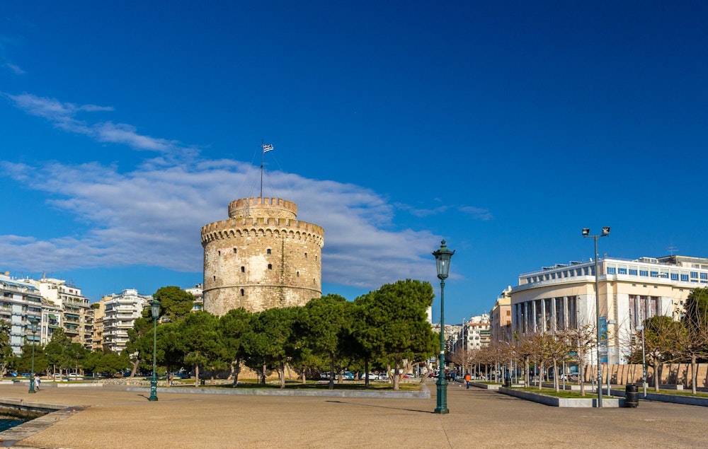 Thessalonique avec la tour blanche et le théâtre national du nord de la Grèce