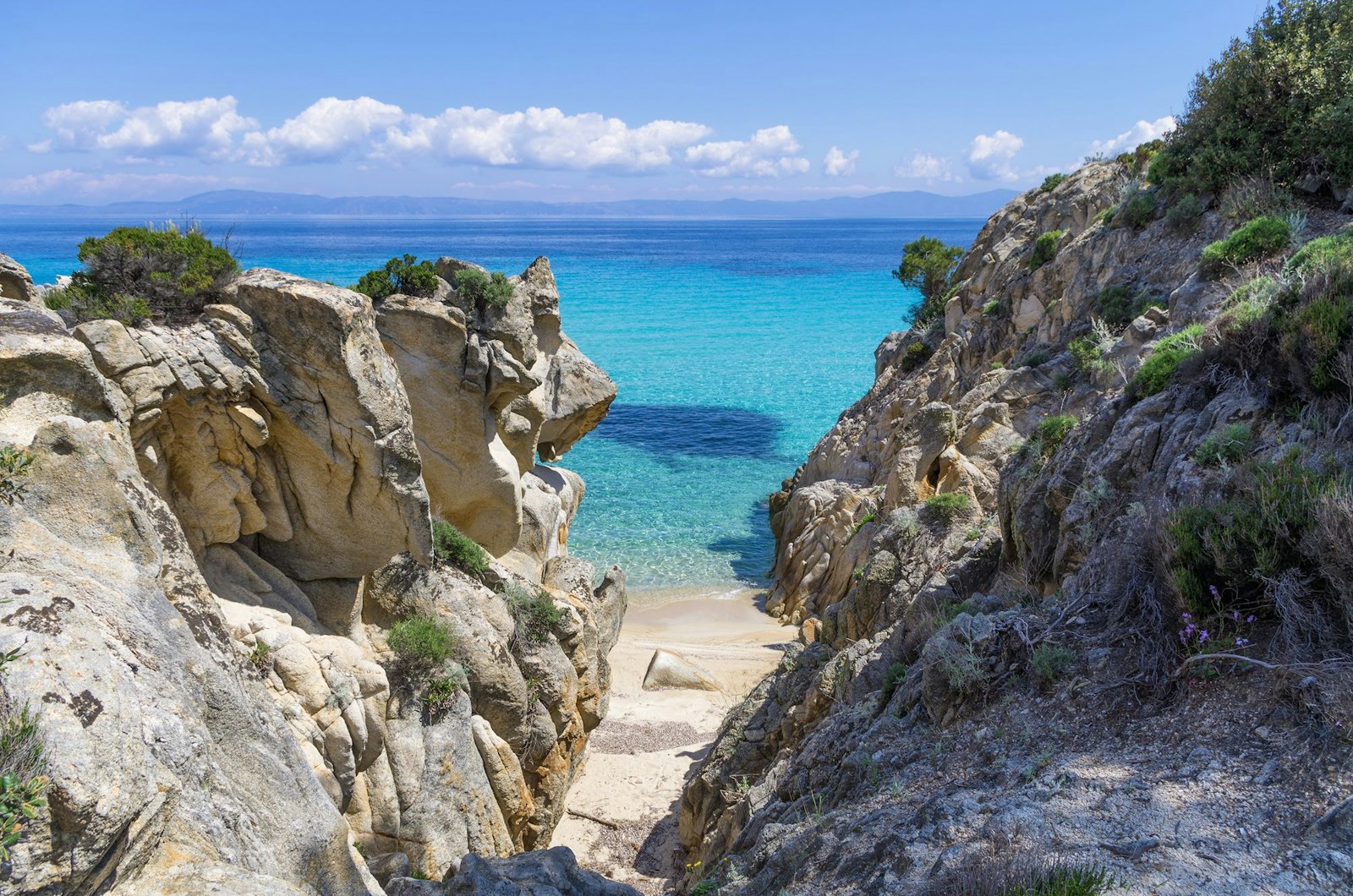 Plage de sable isolée sur la péninsule de Halkidiki