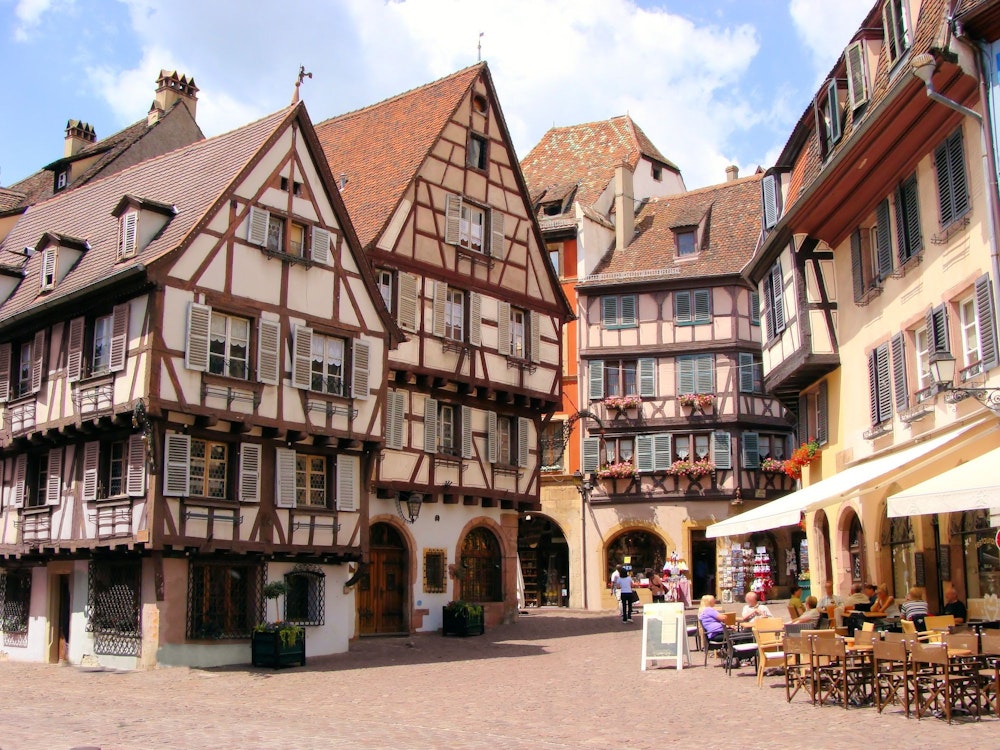 Place pittoresque dans la ville alsacienne de Colmar