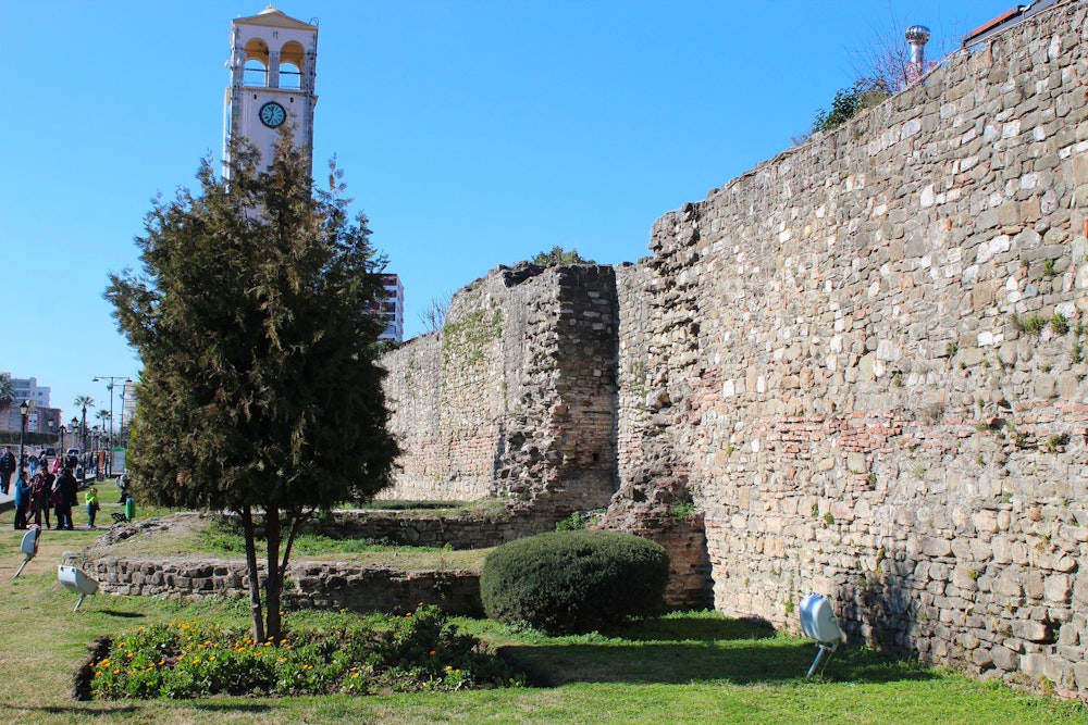 Руины древних городских стен Эльбасана 