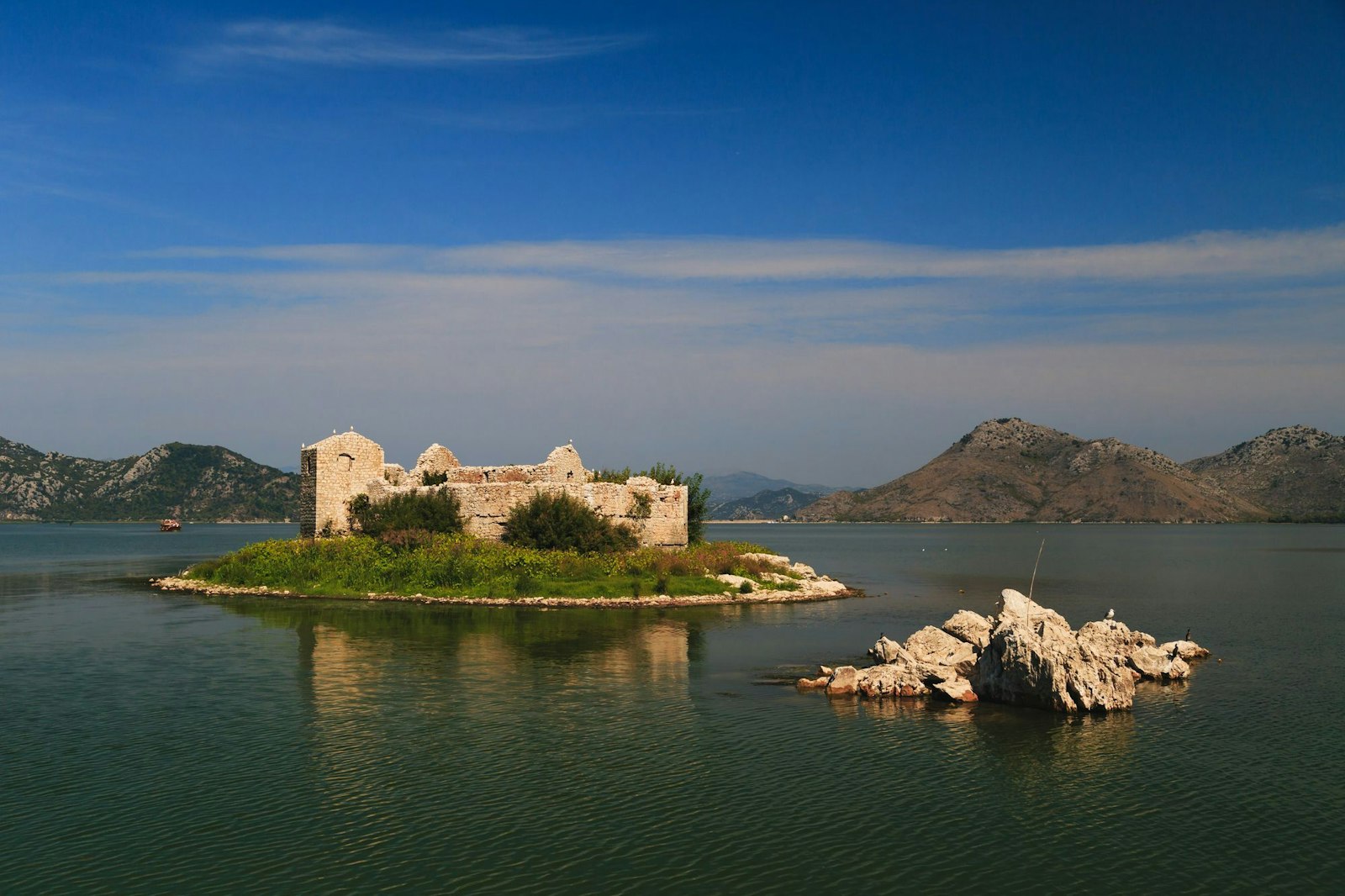 Skadar Gölü üzerinde bulunan Grmožur Adası'ndaki Karadağ Alcatraz'ın terk edilmiş surları