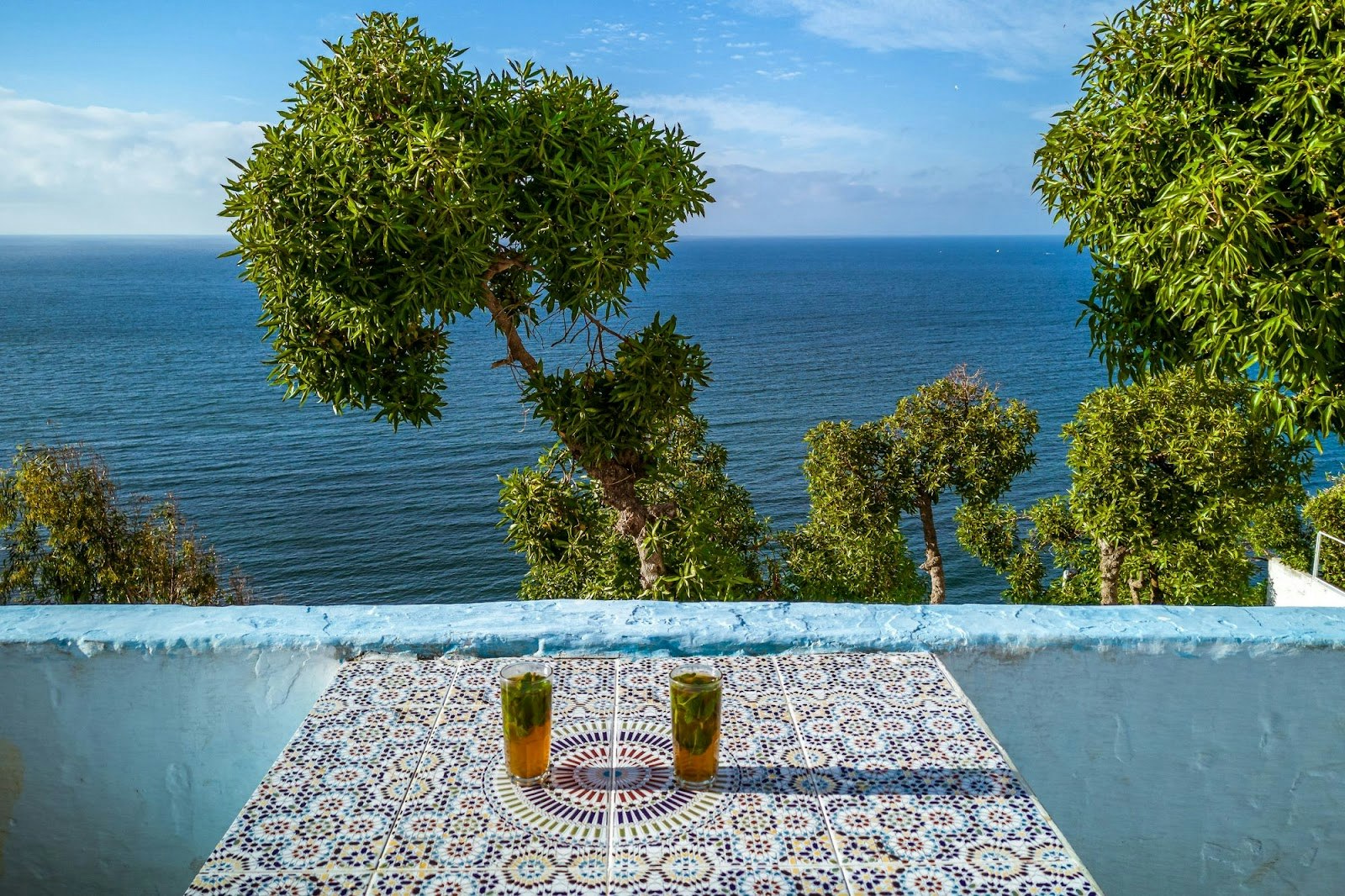 Blick auf das Mittelmeer und Spanien von der Terrasse des Café Hafa