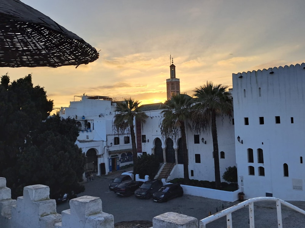 Vue sur l'entrée du Musée de la Kasbah le soir