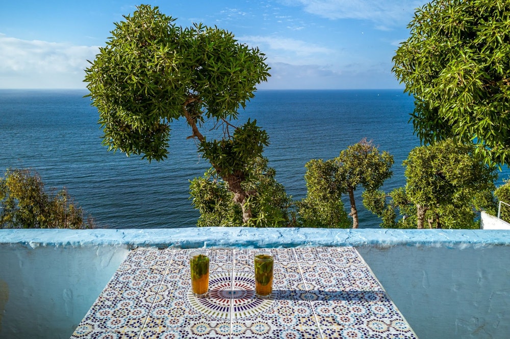 Vue sur la Méditerranée et sur l'Espagne depuis la terrasse du Café Hafa