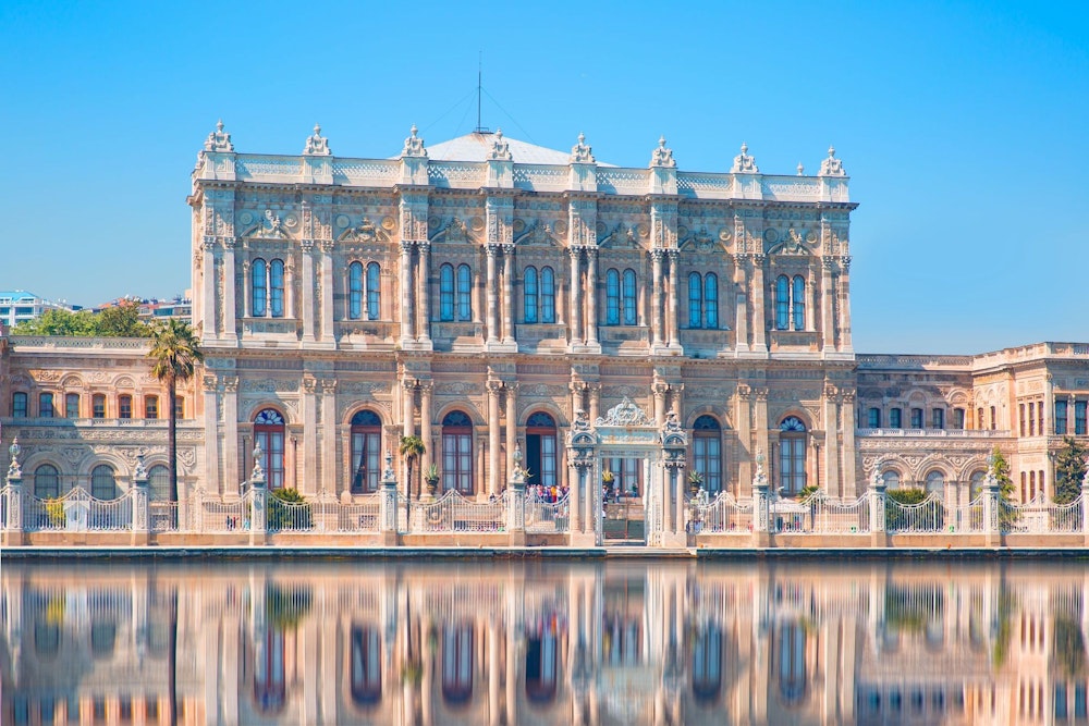 İstanbul Boğazı'ndan Dolmabahçe Sarayı manzarası