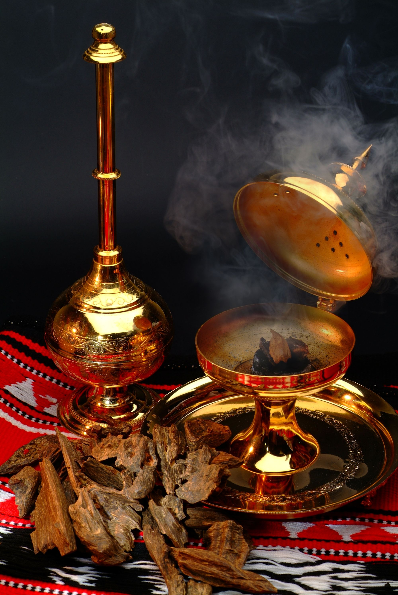 Бахур — кусочки дерева агар, которые поджигают для получения восхитительного запаха