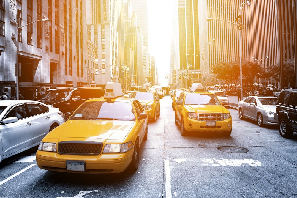 Taxi jaune à New York au coucher du soleil