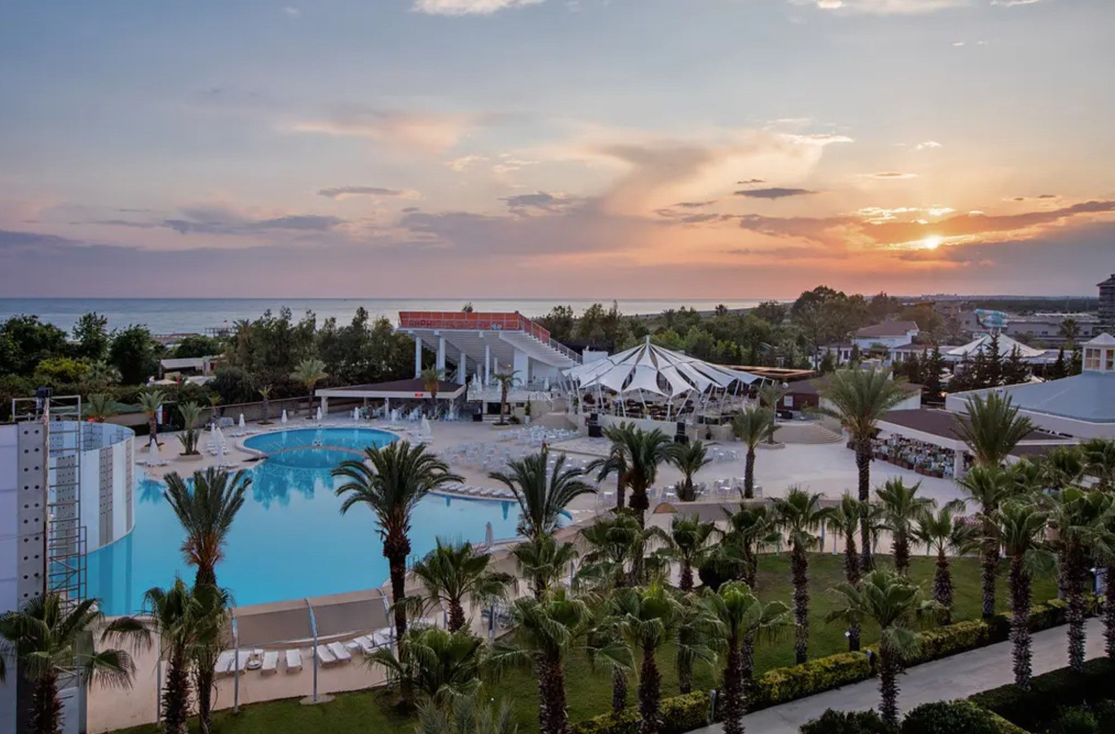 Смешанная зона для семей в отеле Selge Beach 