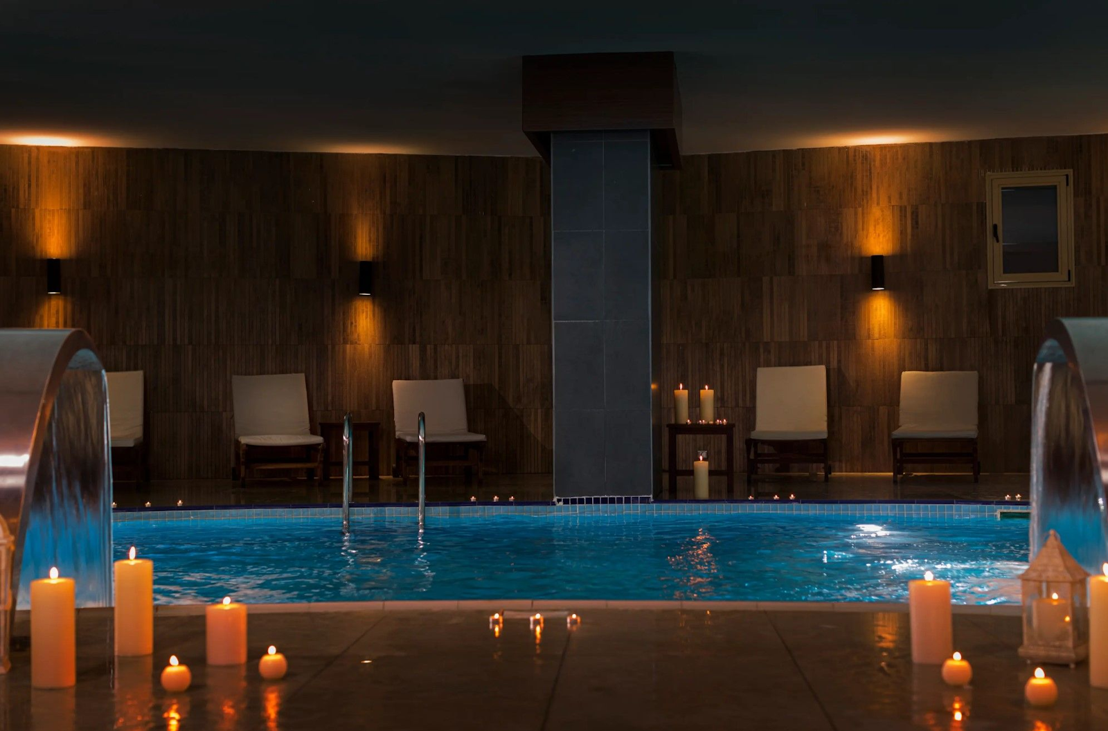 Крытый бассейн только для женщин в отеле Wome Deluxe