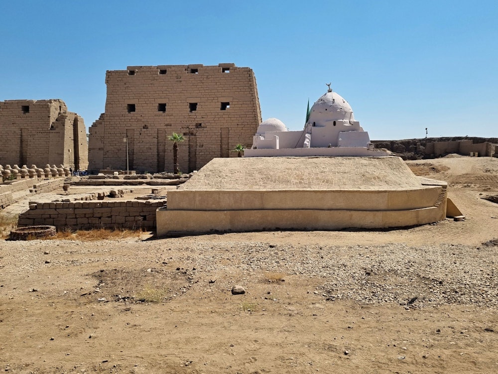 Die Abu-Haggag-Moschee befindet sich im ersten Hof des alten Luxor-Tempelkomplexes