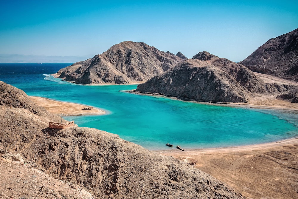 Lagon bleu aux eaux émeraude dans la péninsule du Sinaï