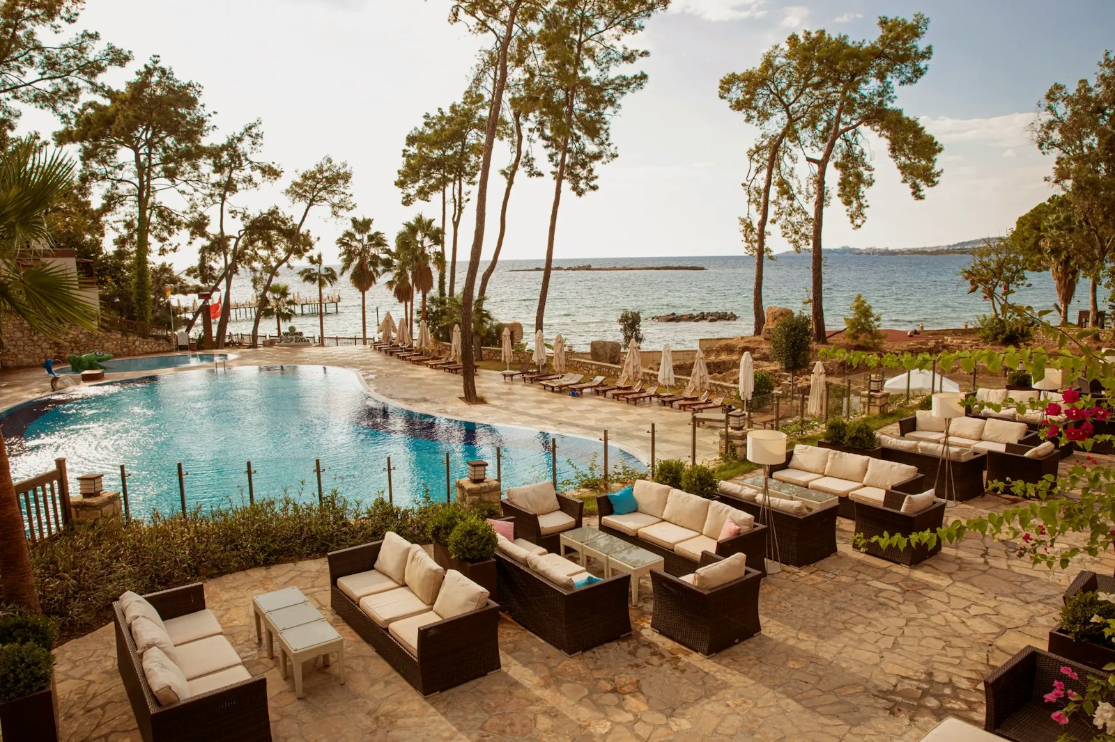 Wome Deluxe'de korunaklı plaj ve havuz alanları