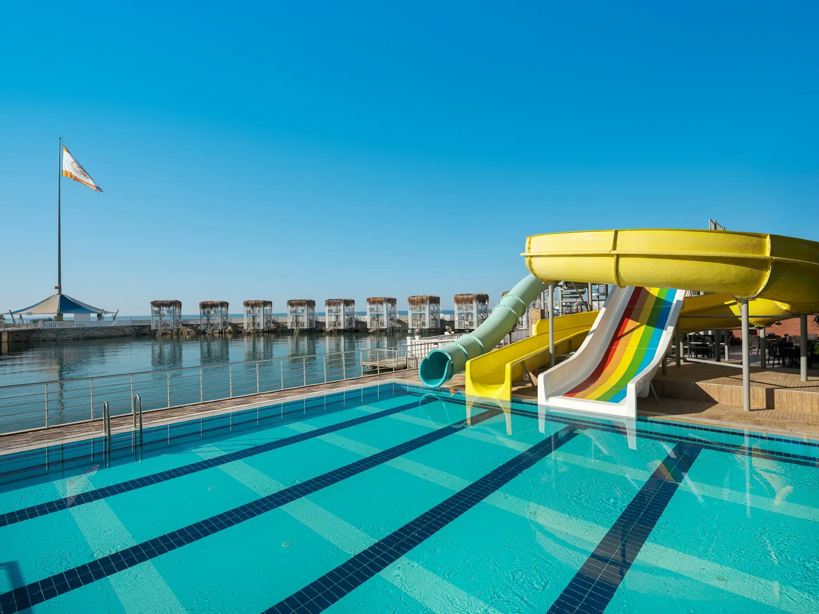 Adin Beach Hotel'de ailelerin kullanabileceği karışık kullanımlı plaj ve havuz alanı