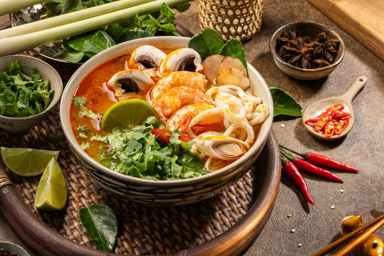 Традиционная вьетнамская еда: суп Фо с креветками