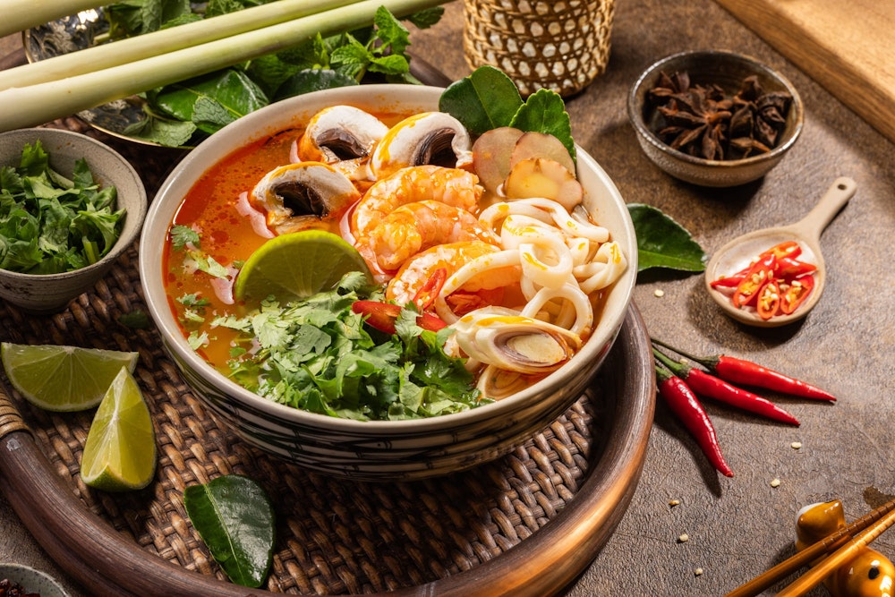 Традиционная вьетнамская еда: суп Фо с креветками