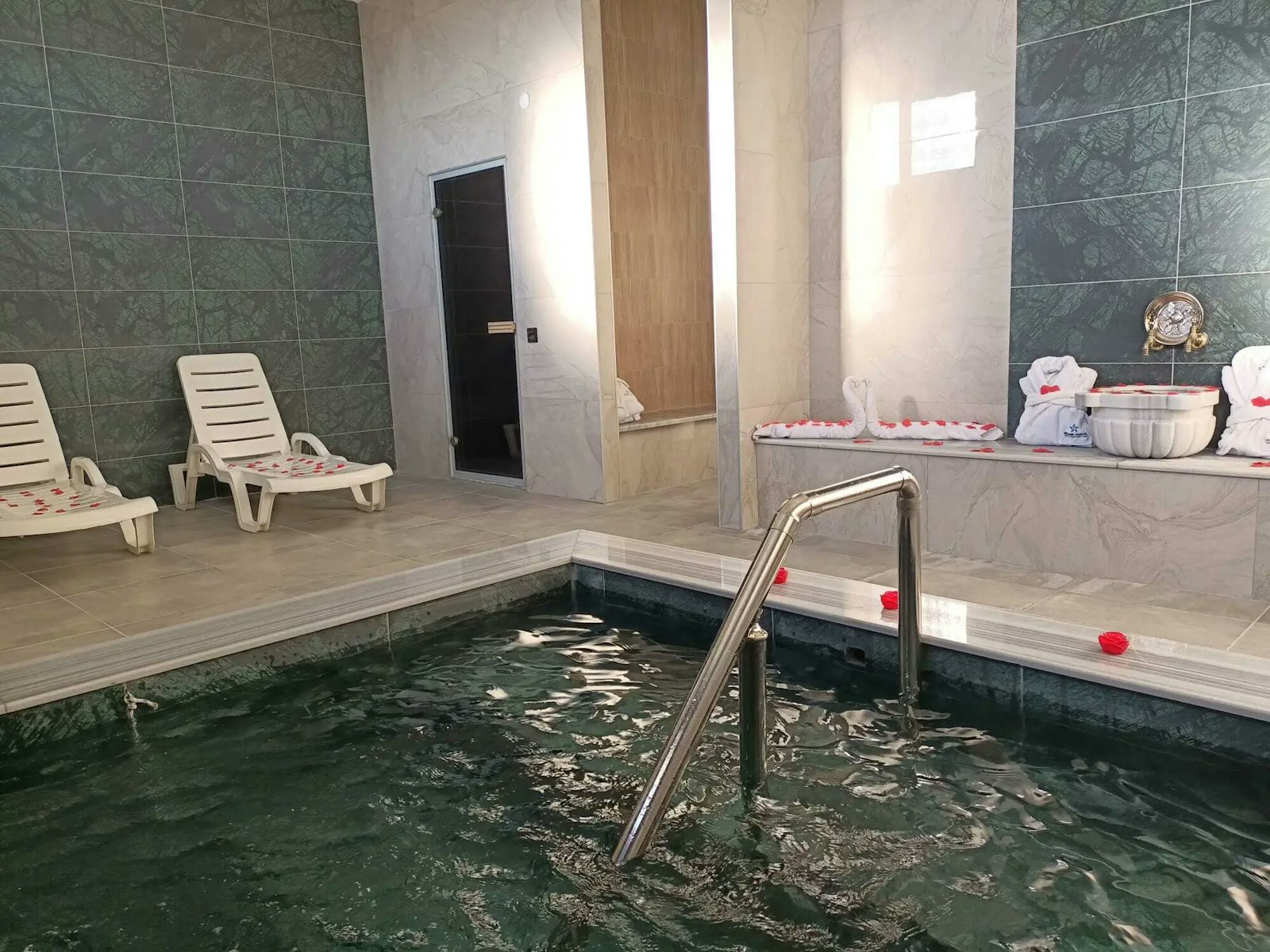 Grand Özgül Termal Tatil Köyü odada havuz