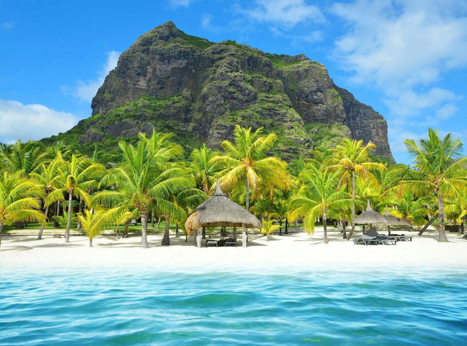 Маврикий славится прекрасными пляжами с белоснежным песком