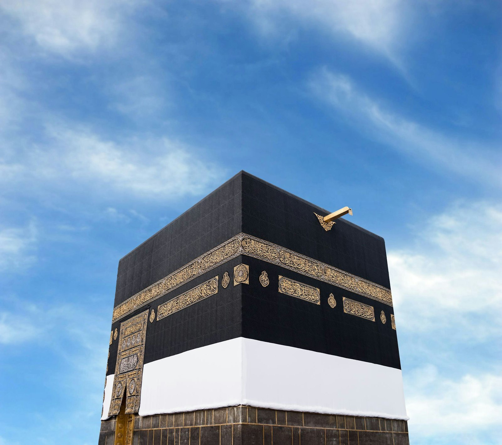 L'étoffe qui recouvre la Sainte Kaaba des meilleurs fils de soie, d'or et d'argent est fabriquée par l'usine Kiswa à 17 km du centre de La Mecque