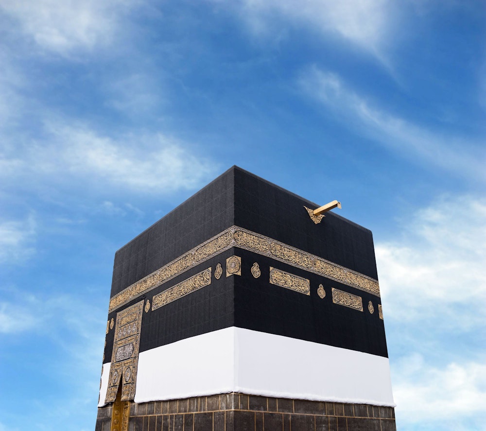 L'étoffe qui recouvre la Sainte Kaaba des meilleurs fils de soie, d'or et d'argent est fabriquée par l'usine Kiswa à 17 km du centre de La Mecque
